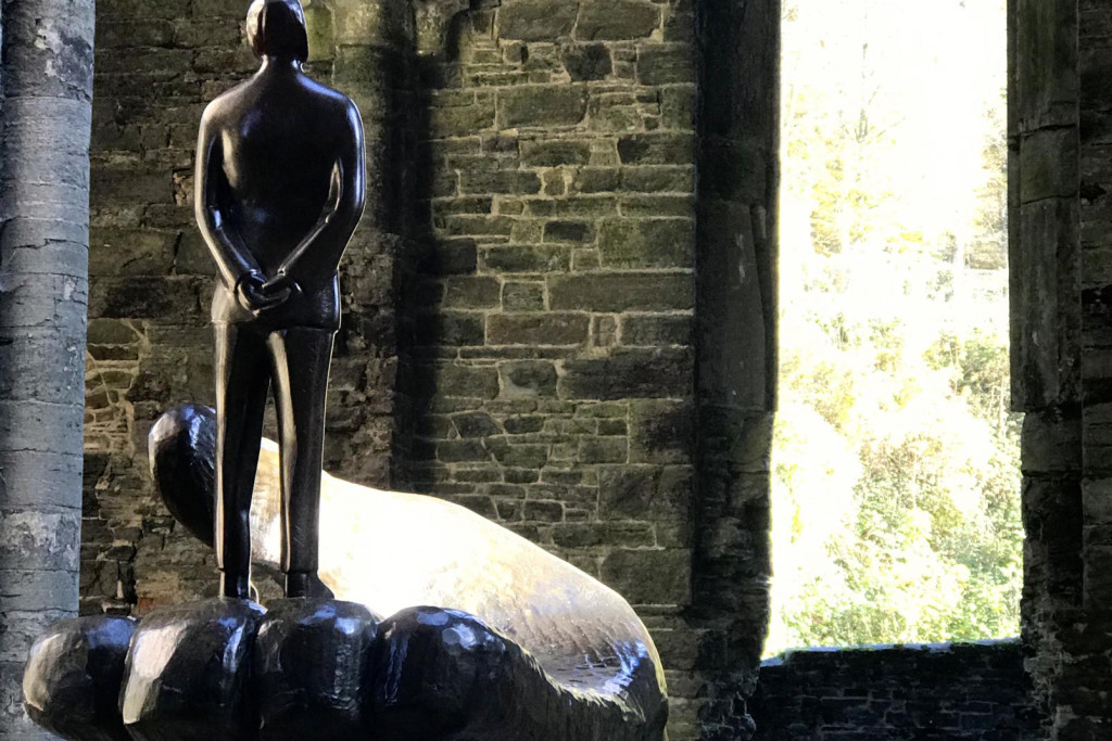 Wie?, sculptuur van Jean-Michel Folon in de abdijruïnes van Villers-la-Ville.