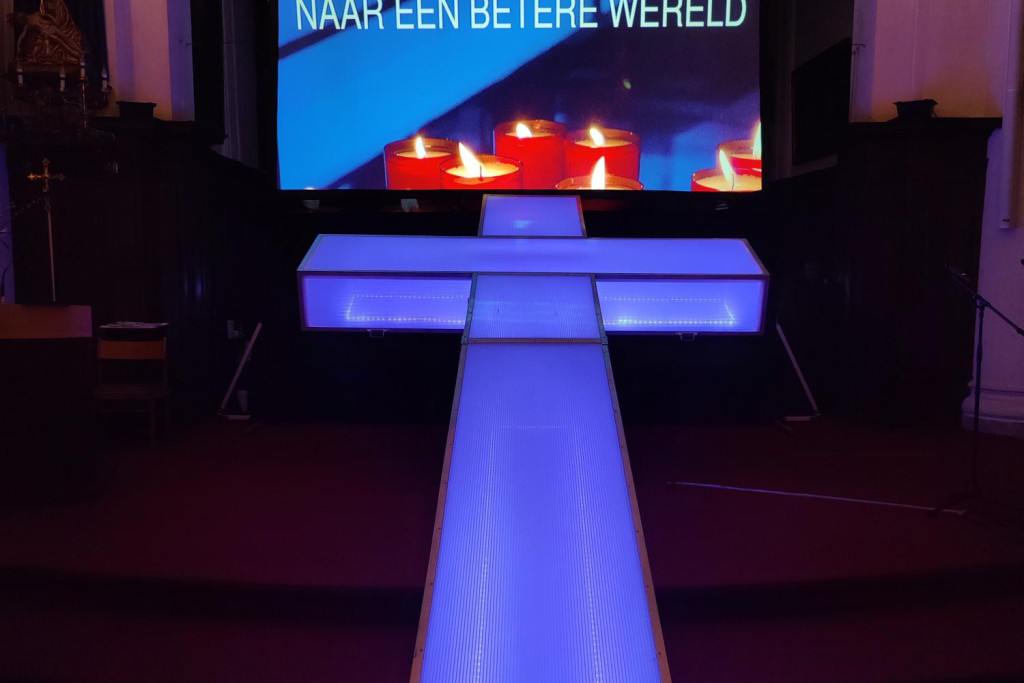 Asdagviering in Merchtem rond het kruis van De Passie Asdagviering in Merchtem rond het kruis van De Passie