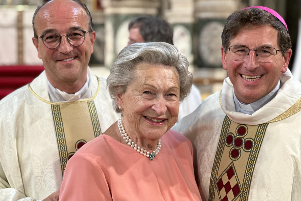 Patrick van der Vorst met zijn moeder en de bisschop van Brugge Lode Aerts.