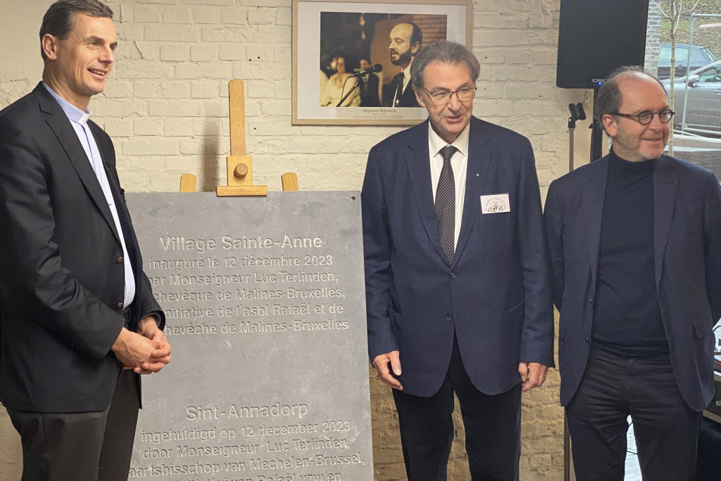 Aartsbisschop Luc Terlinden, Herman Cosijns en Anderlechts burgmeester Fabrice Cumps openen het Sint-Annadorp