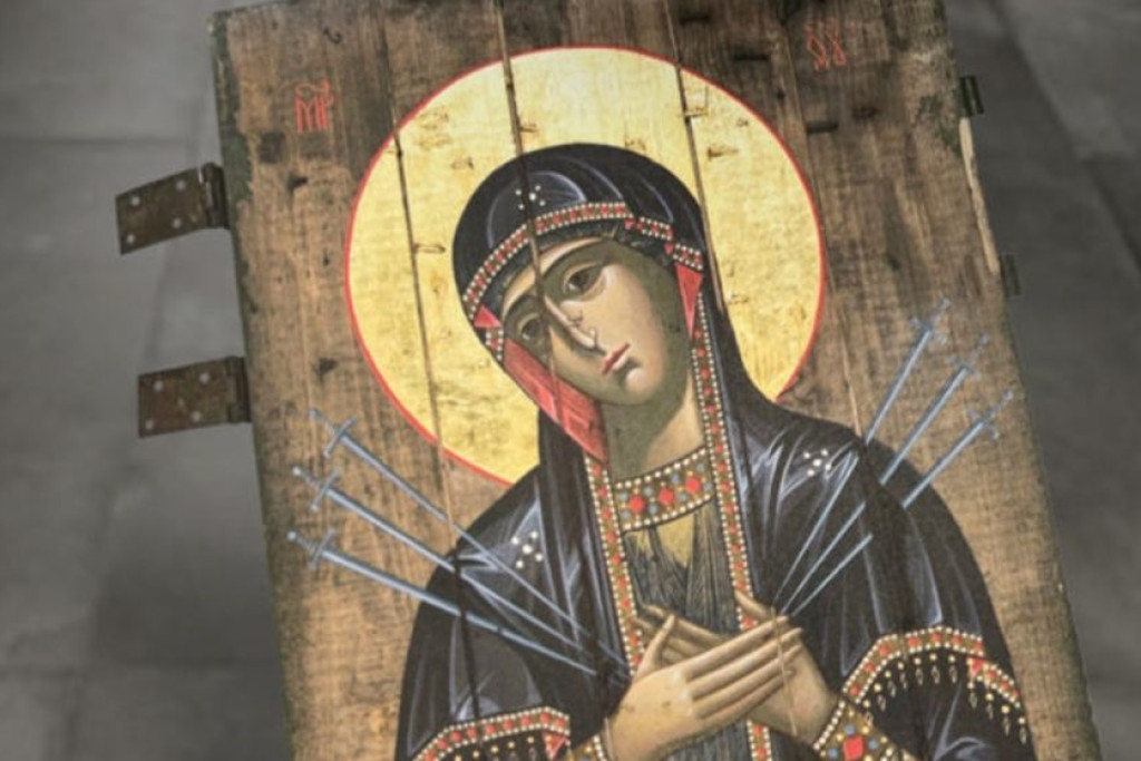 Iconen op munitiekisten, werk van Oleksandr Klymenko en Sonya Atlantova.