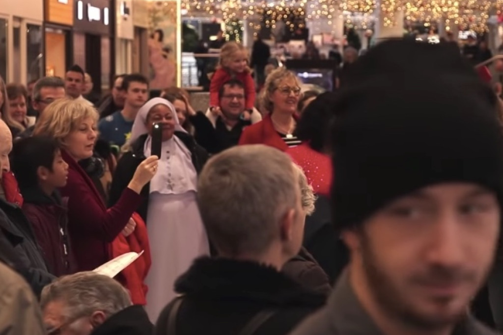 Flashmob van InTouch in W Shoppingcenter. 'Stille Nacht' verbreekt even de winkelgekte.