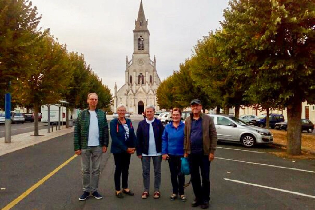 Jozef Bouwens bij de basiliek van het Heilig Hart in Issoudun met enkele pelgrims van de Open Hartbeweging.