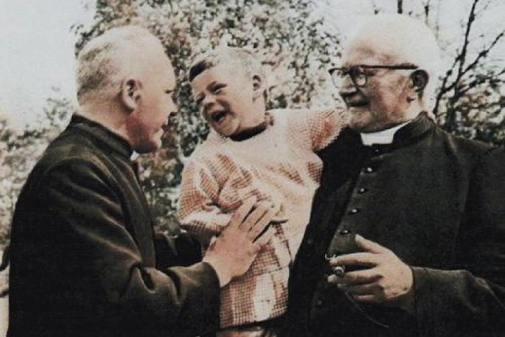Ivo Cornelis (met kind op de arm) en priester Jan Van Kerckhoven, die zelf op zijn 14de in het jongenstehuis terechtkwam. Ivo Cornelis (met kind op de arm) en priester Jan Van Kerckhoven, die zelf op zijn 14de in het jongenstehuis terechtkwam.
