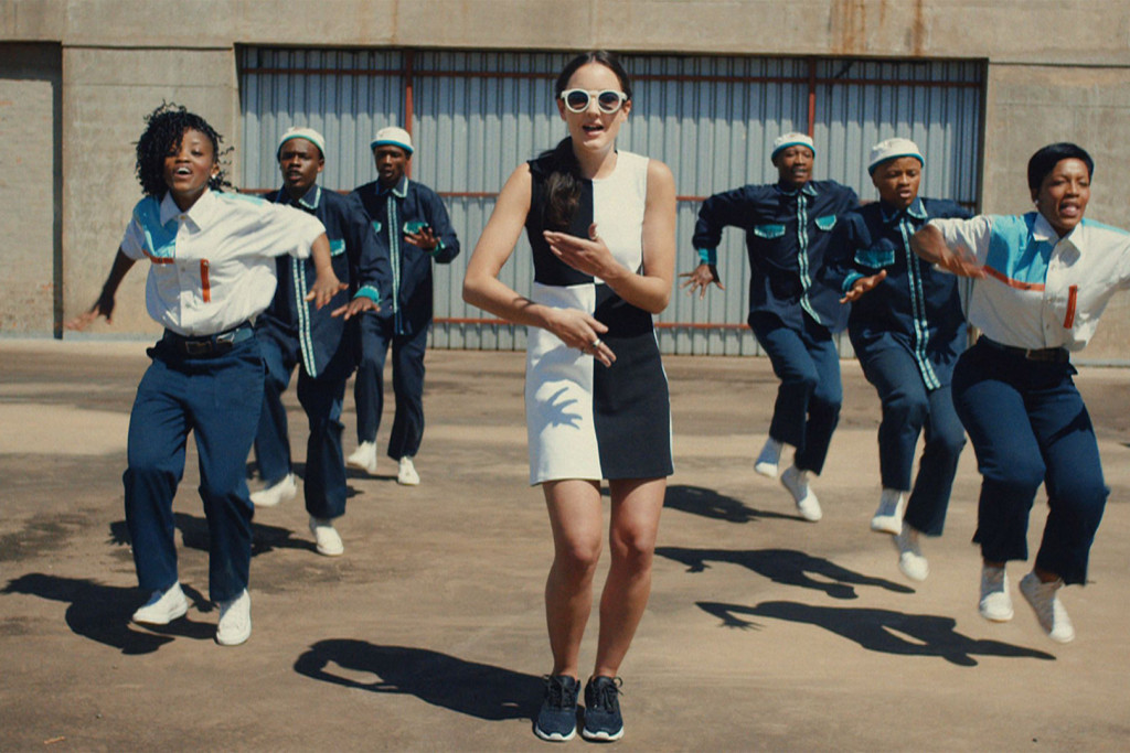 Jain in de clip 'Makeba', een aanstekelijk dansje dat 7 jaar na de release viraal gaat op Tiktok. Jain in de clip 'Makeba', een aanstekelijk dansje dat 7 jaar na de release viraal gaat op Tiktok.