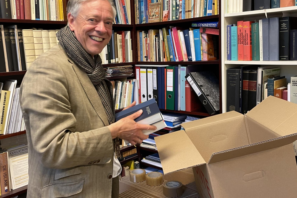 Jean Bastiaens neemt afscheid van het Bijbelhuis in Zevenkerken. Jean Bastiaens neemt afscheid van het Bijbelhuis in Zevenkerken.