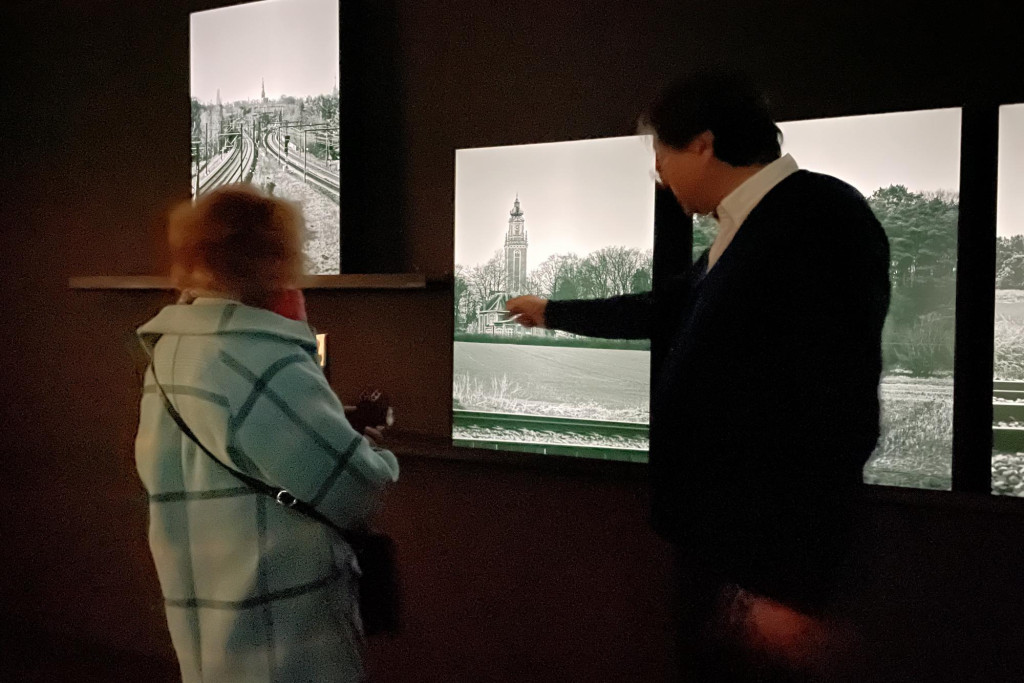 Fotograaf Jo Struyven geeft uitleg bij de expo '236-Land(es)capes from the 20th Convoy'. 