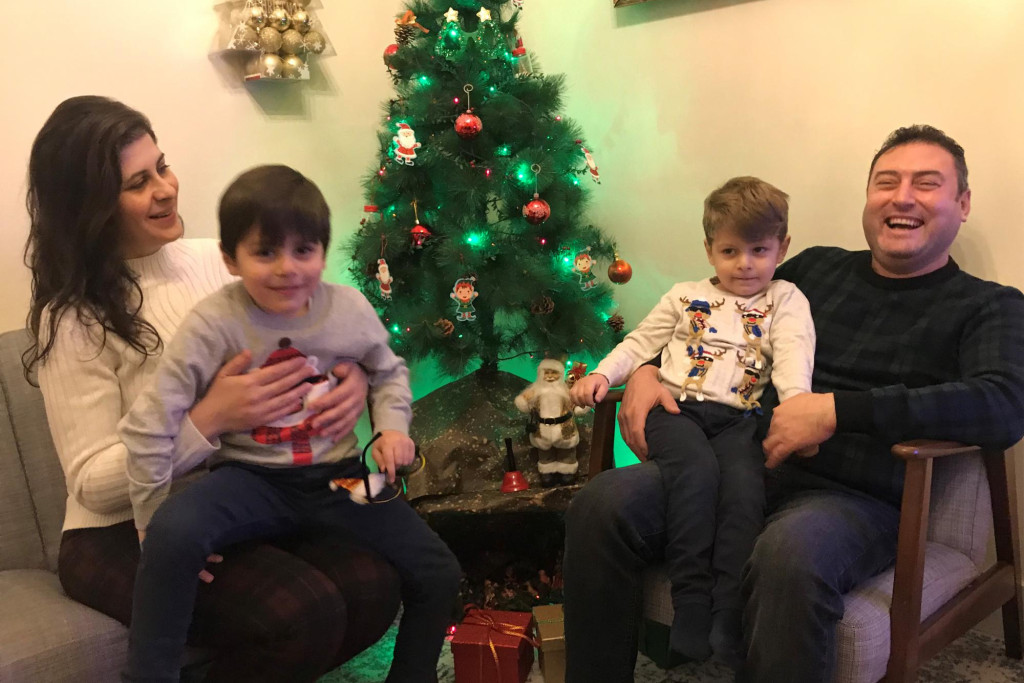 Katia en Rakan met Micheal en Rafael met het kerststalletje tussen hen in