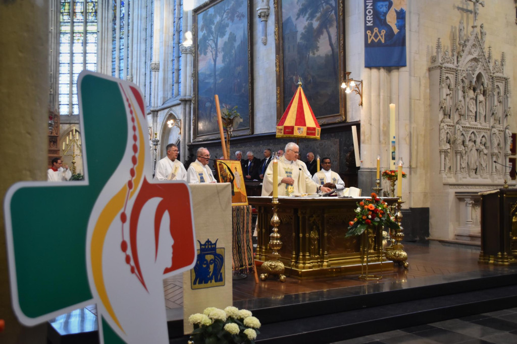 De Kroningsfeesten, de bisschoppensynode en de Wereldjongerendagen: verenigd in één viering De Kroningsfeesten, de bisschoppensynode en de Wereldjongerendagen: verenigd in één viering