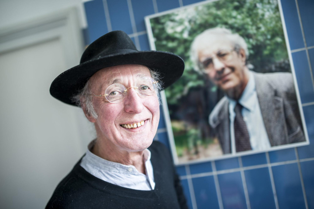 Laurent Nouwen bij het portret van zijn broer Henri. Laurent Nouwen bij het portret van zijn broer Henri.