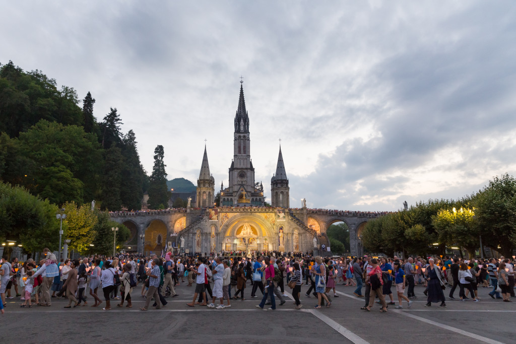 De Limburgse diocesane bedevaart naar Lourdes staat in het teken van het thema 'Zalig, gij die arm zijt!' De Limburgse diocesane bedevaart naar Lourdes staat in het teken van het thema 'Zalig, gij die arm zijt!'