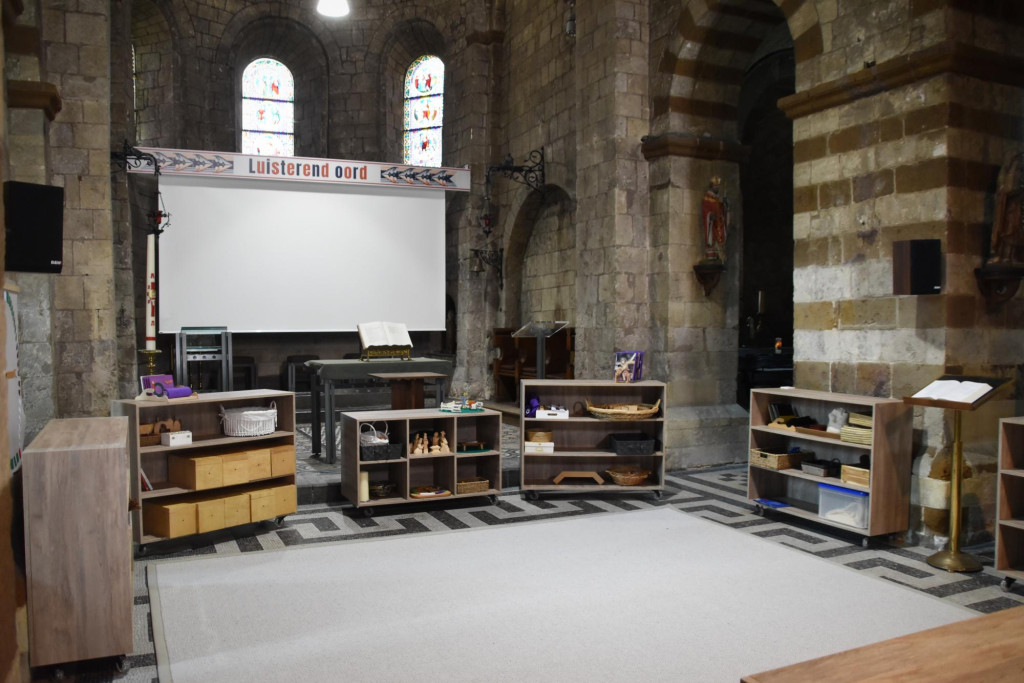 Met een tapijt in het midden en kasten rondom staat alles klaar voor sessies Godly Play.