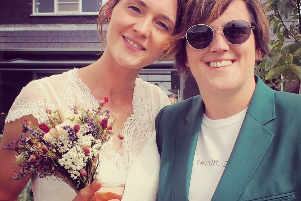 Marie-Julie Bosschem en Liesbeth Last (rechts) trouwden in 2021. Alleen voor de wet, want een stiekem ritueel in de kerk vonden ze hun relatie oneer aan doen. Voortaan kunnen lgbt-relaties ook in alle openheid in de kerk gevierd worden.