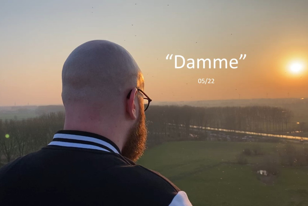 Matthias Noë kijkt uit over zijn geboortestad Damme.