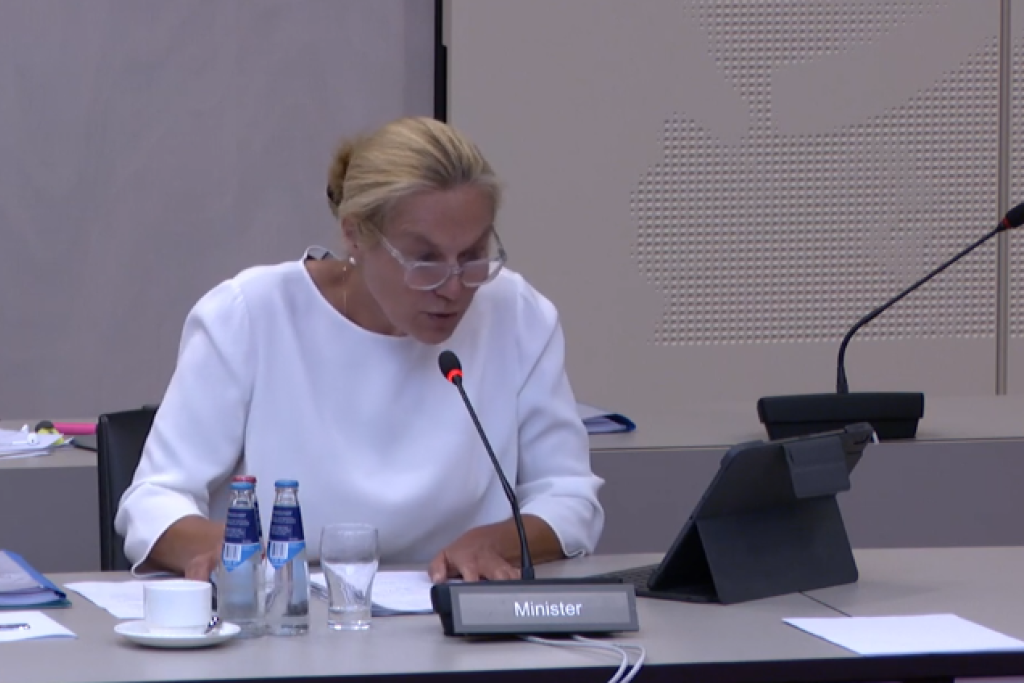 Minister Sigrid Kaag tijdens het debat over christenvervolging in de Nederlandse Tweede Kamer