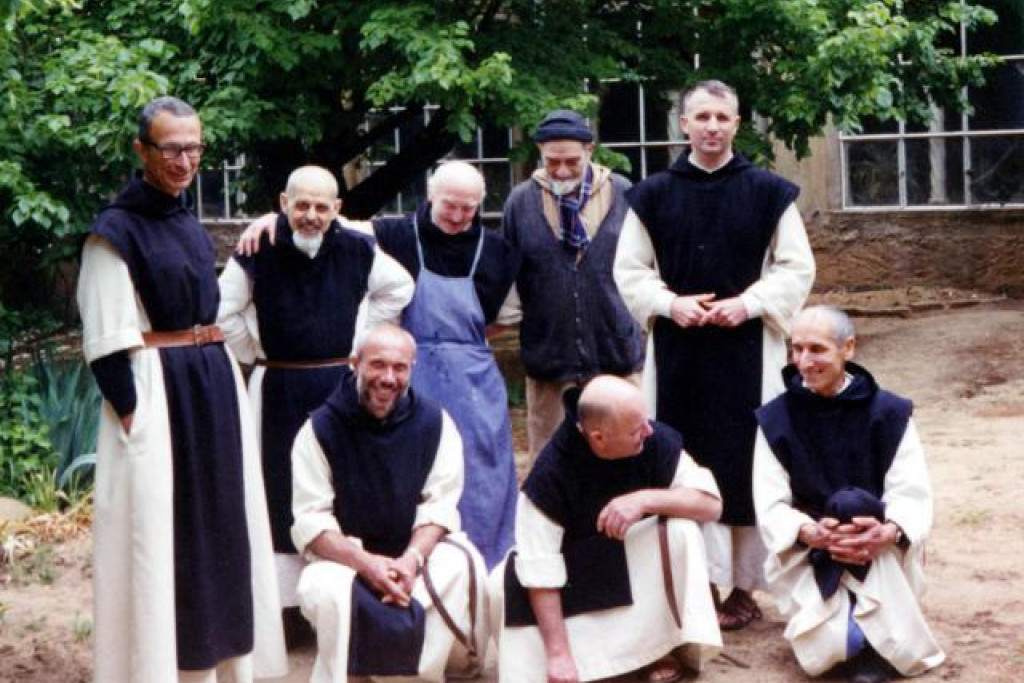 7 monniken van deze groep trappisten van Tibhirine werden vermoord in 1996. Links: prior Christian de Chergé. 7 monniken van deze groep trappisten van Tibhirine werden vermoord in 1996. Links: prior Christian de Chergé.