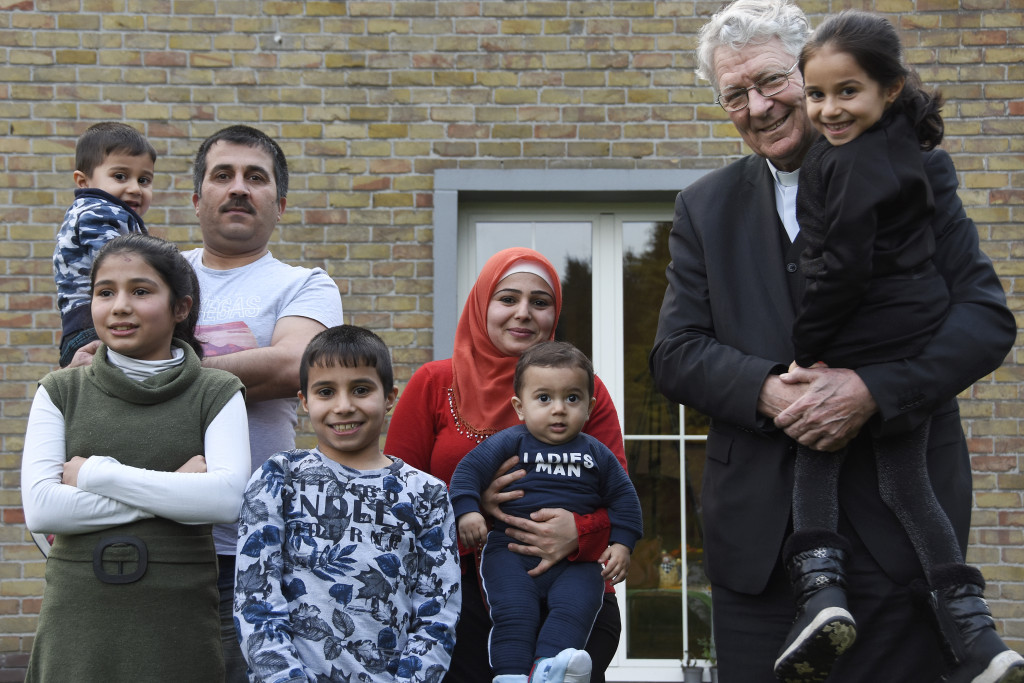 Mgr. Luc Van Looy op bezoek bij een Syrisch gezin in Bassevelde t.g.v. de Werelddag van de Migrant en de Vluchteling