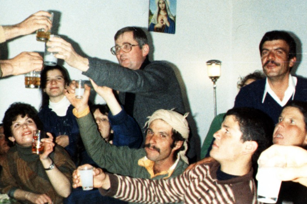 Nico Kluiters met vrienden in Barka, in de Bekaa-vallei in Libanon
