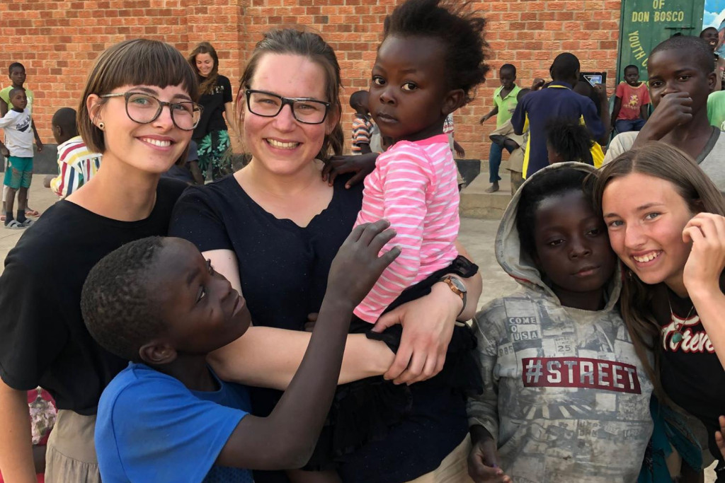 Inleefproject Zambia: Nine (links) en Anneleen (rechts). Inleefproject Zambia: Nine (links) en Anneleen (rechts).
