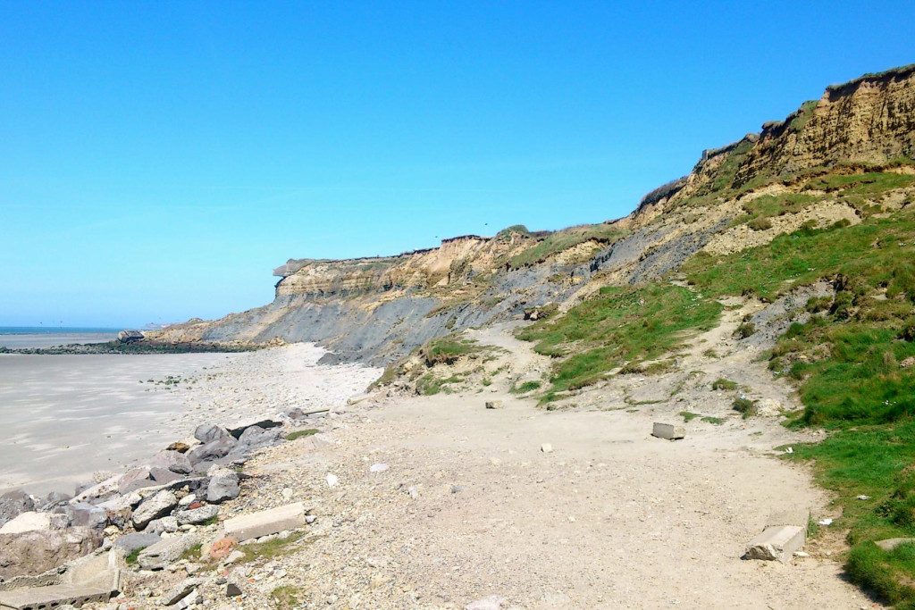 De Normandische kust ligt er vredig bij, 75 jaar na D-Day.