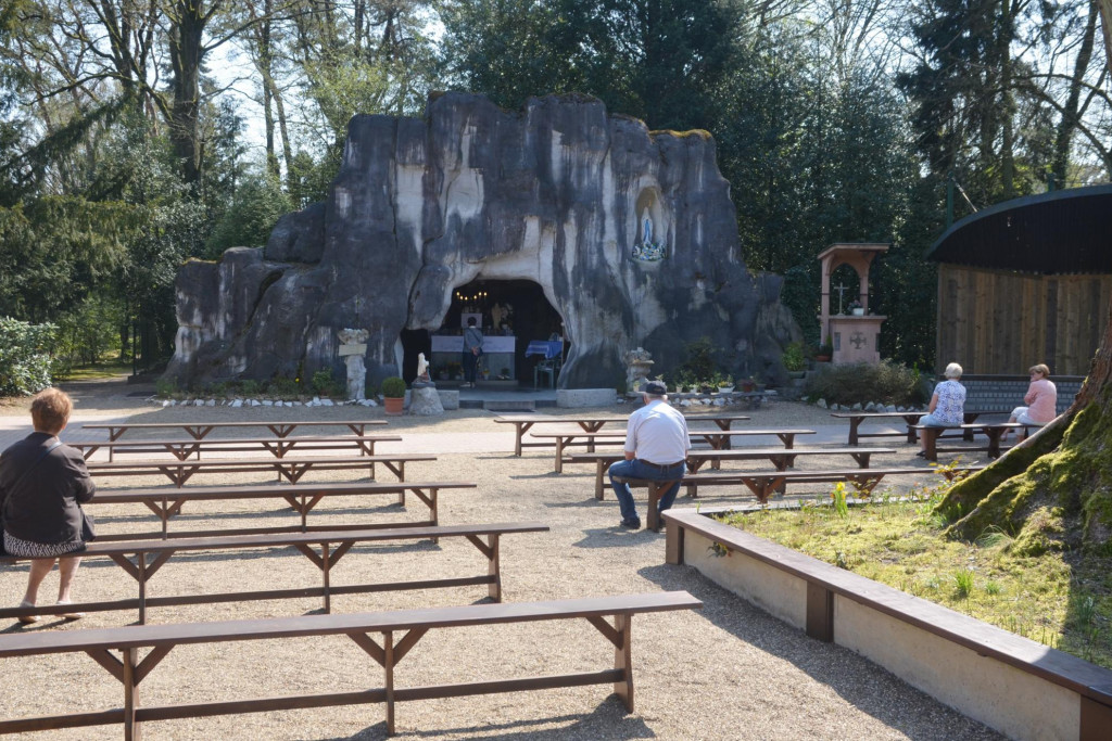 De Lourdesgrot in Wiemesmeer vormt in juli mee het decor van de Mariaweek. 