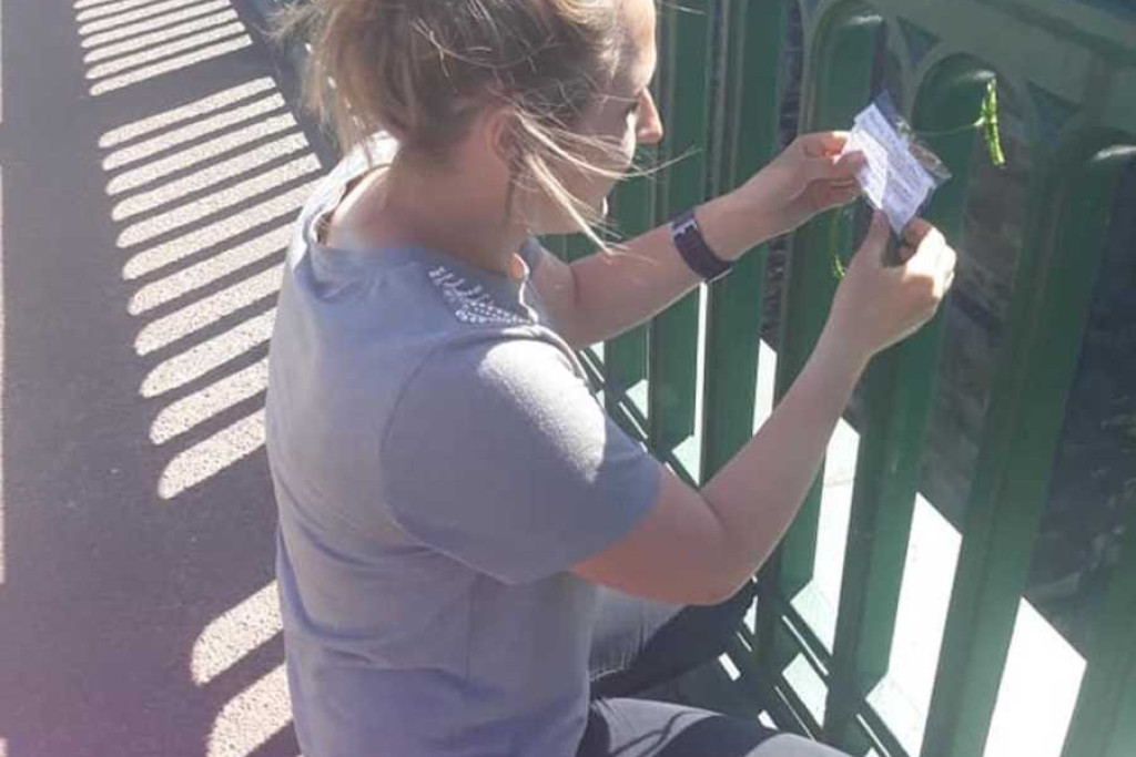 Paige Hunter bevestigt een briefje aan de Wearmouth brug in Engeland. De briefjes doorbreken de eenzaamheid van mensen die met een wanhoopsdaad in het hoofd zitten. Paige Hunter bevestigt een briefje aan de Wearmouth brug in Engeland. De briefjes doorbreken de eenzaamheid van mensen die met een wanhoopsdaad in het hoofd zitten.