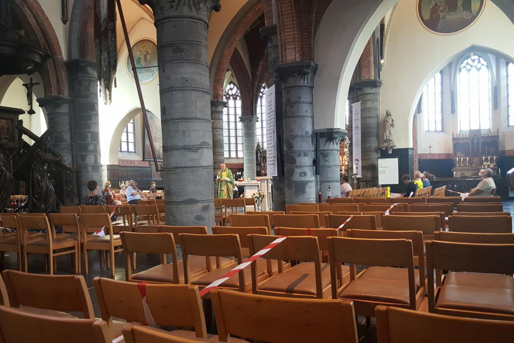 Een eucharistieviering in coronatijd in de parochie in Sint-Gillis-Waas