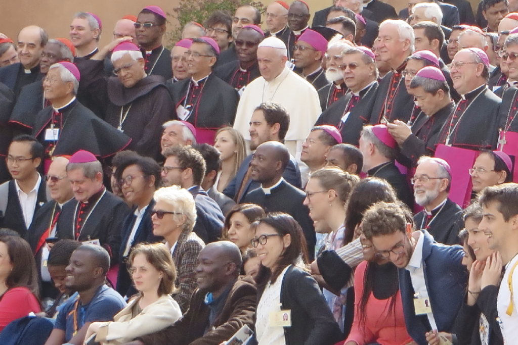 Paus Franciscus te midden van de deelnemers aan de bisschoppensynode over jongeren, geloof en roeping in oktober 2018 