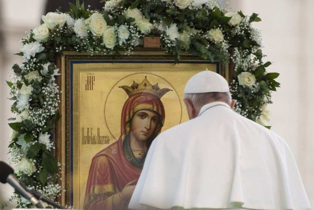 Paus Franciscus in gebed voor een Mariaicoon