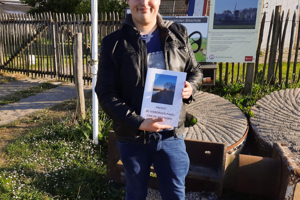 Pieter Deruytter toont zijn boek over De Fintele, een charmante stek in Pollinkhove. De verkoop is ten voordele van de brancardiers van Jubilo.