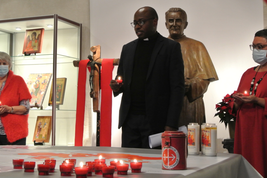 Priester Gideon Edos Obasogie en Uma Wijnants, directrice van Kerk in Nood België