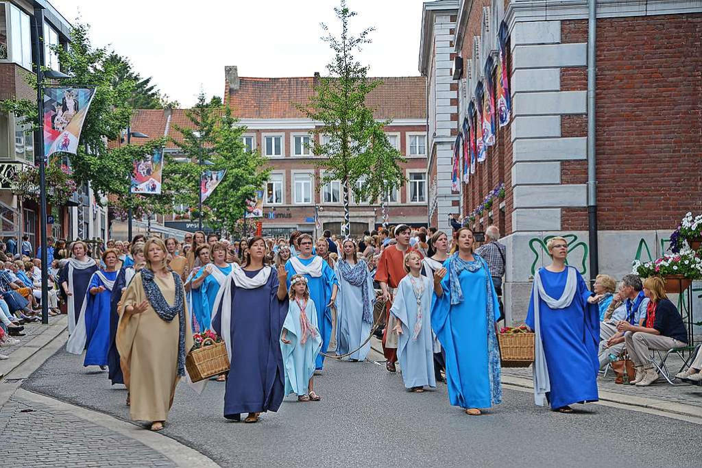 Gelovigen tonen hun liefde voor Maria en de vreugde die ze schenkt