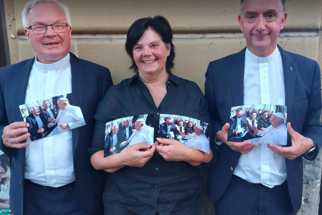 Els De Coker met (links) Peter van der Weide (pastoor van Sneek) en Paul Verbeek (vicaris bisdom Breda) met foto's van de ontmoeting die beiden hadden met de paus.. Els De Coker met (links) Peter van der Weide (pastoor van Sneek) en Paul Verbeek (vicaris bisdom Breda) met foto's van de ontmoeting die beiden hadden met de paus..