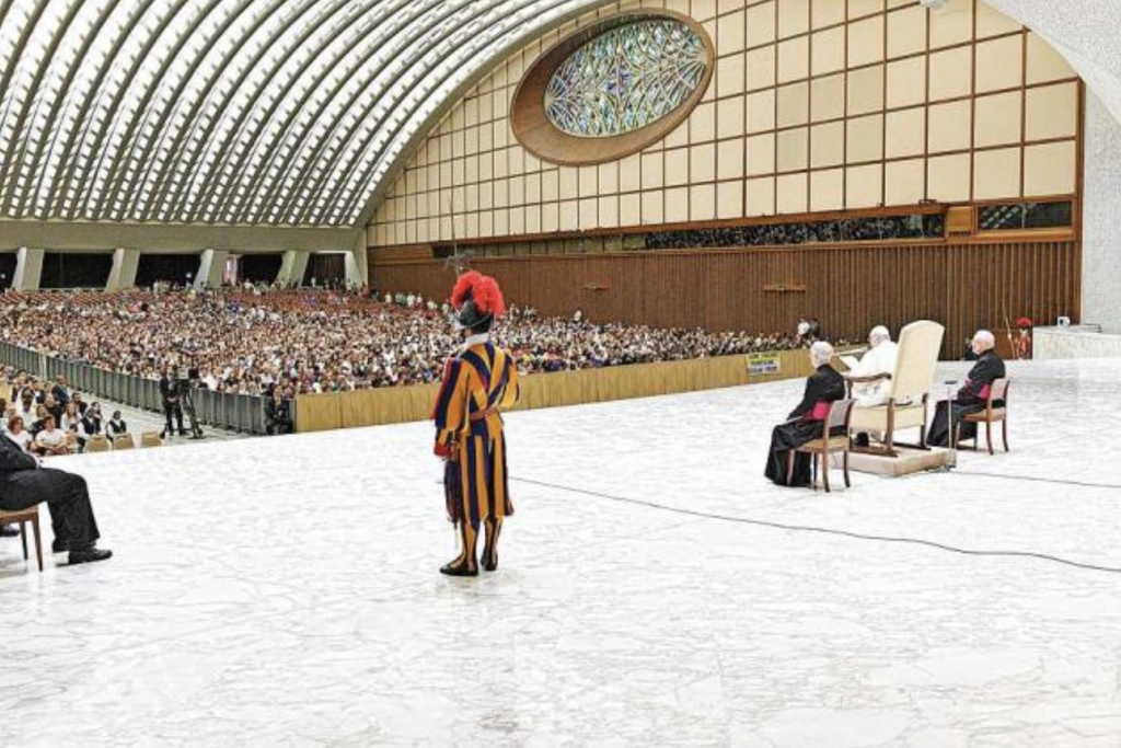 De synode vindt plaats in de indrukwekkende Paulus VI-zaal van het Vaticaan. 