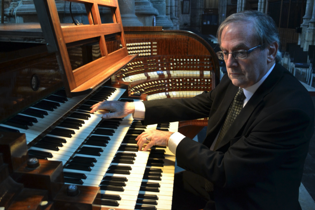 Edward De Geest aan het orgel.