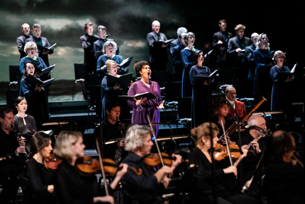 Solisten, koor en orkest van de Nederlandse Opera.