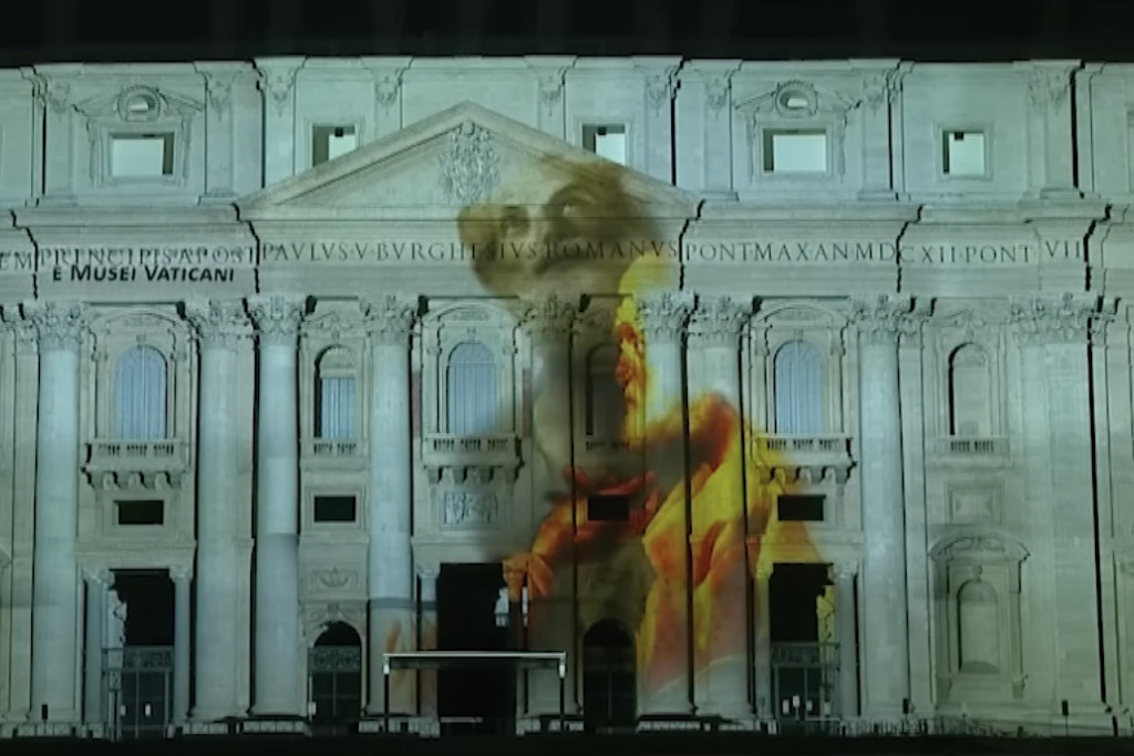 Schermafbeelding 'Volg mij' videoprojectie op de gevel van de Sint-Pietersbasiliek in Rome.