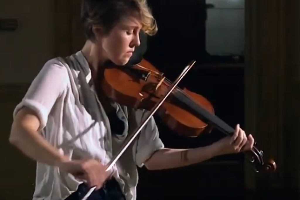 Caroline Shaw speelt zelf de versie voor altviool.
