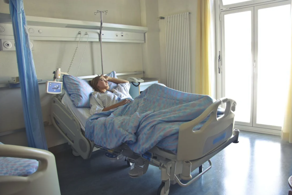 'Een ziekenhuisopname is voor veel mensen als een druk op de pauzeknop. Het leven buiten raast voort, maar jij ligt ziek in bed.'