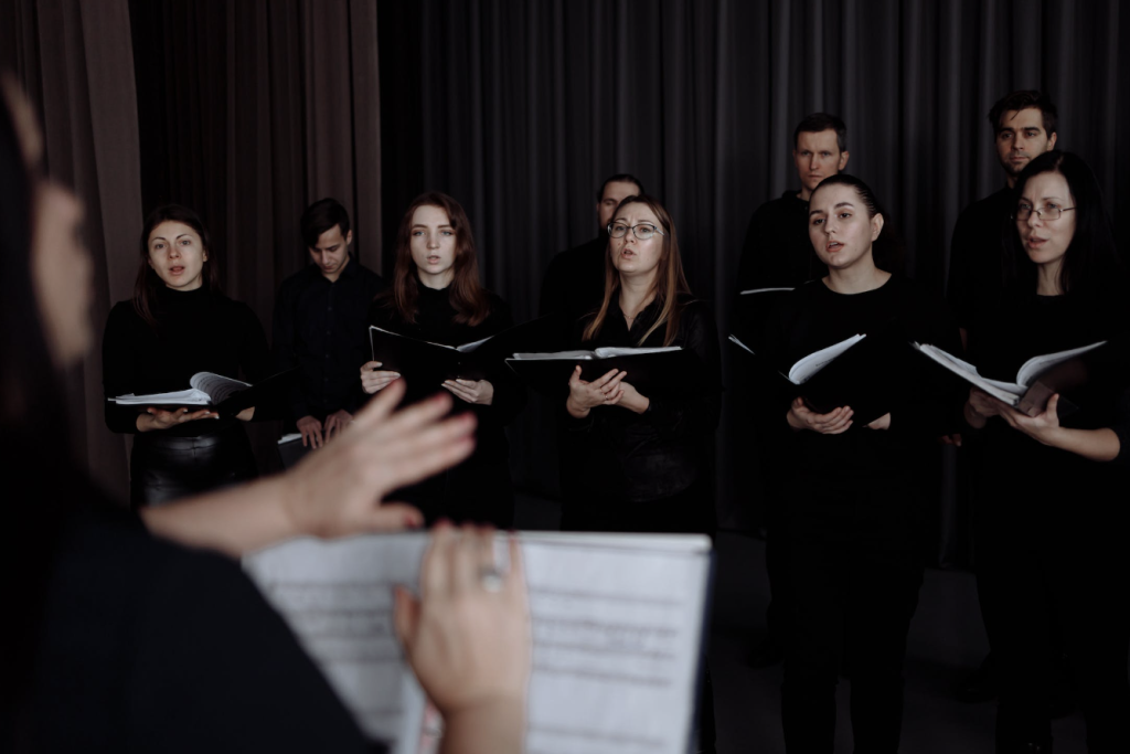 Naar Britse traditie is koormuziek alom aanwezig. Naar Britse traditie is koormuziek alom aanwezig.