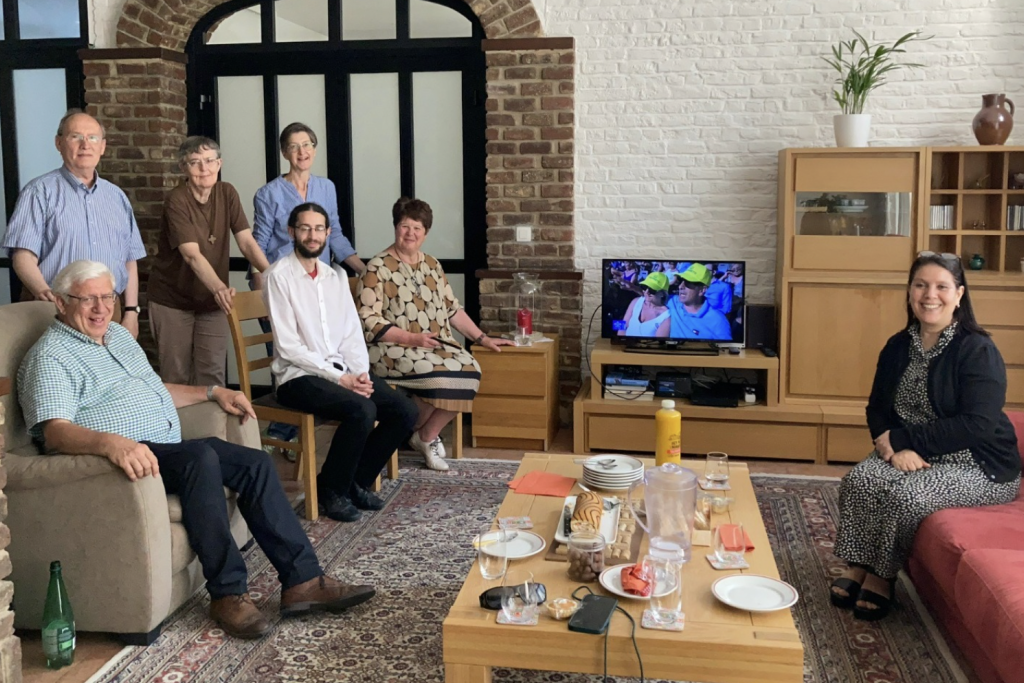 1e rij zittend: T. Jongstra (Dialogue4All), Y. Bougatba (Just One), A. Hesius (Focolare), 2e rij staand: Ph. Sartenaer (Ensemble avec Marie), M-H Solau (Carmel Saint-Joseph), R. Vanwijnsberghe (inTouch/Europakapel), rechts R. Tiar (Religions for Peace). 
