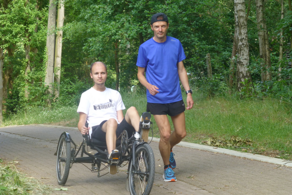 Johan met zijn zoon Pieter, die hem soms vergezelt tijdens trainingen.