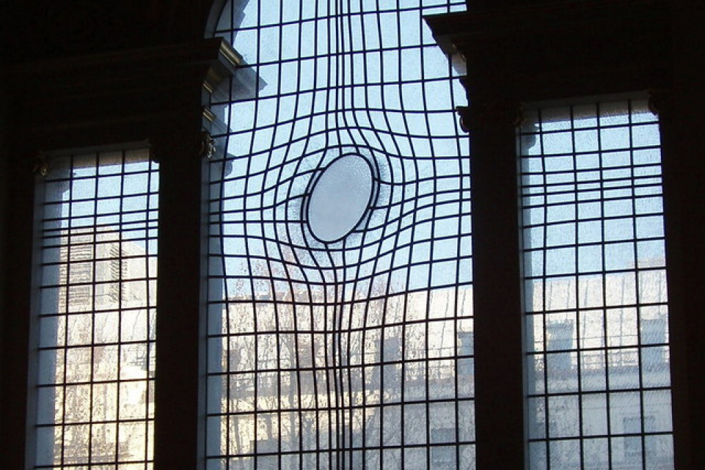 Glasraam door de Iraanse kunstenaar Shirazeh Houshiary in de kerk van Saint Martin's in the Field, Engeland. Glasraam door de Iraanse kunstenaar Shirazeh Houshiary in de kerk van Saint Martin's in the Field, Engeland.
