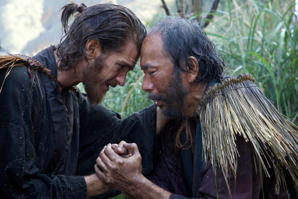 Scène uit de film 'Silence'. Pater Rodrigues bemoedigt een christen die marteling te wachten staat. Scène uit de film 'Silence'. Pater Rodrigues bemoedigt een christen die marteling te wachten staat.