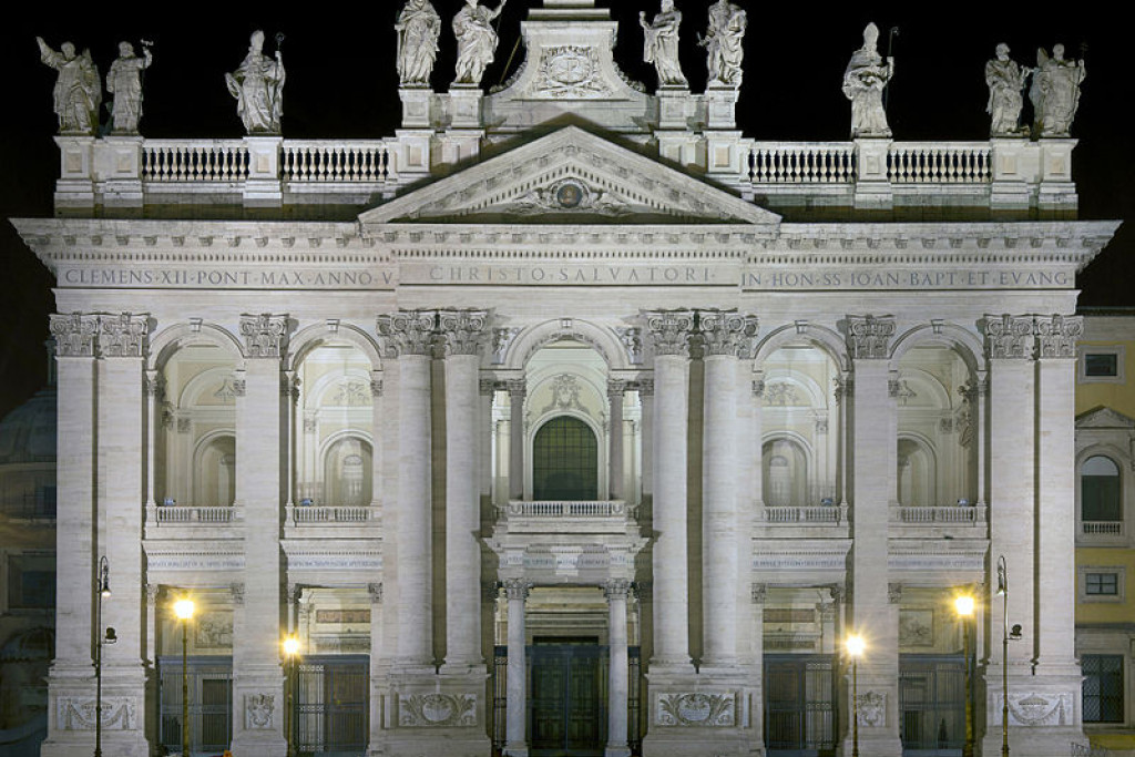 De façade van de Sint-Jan van Lateranen