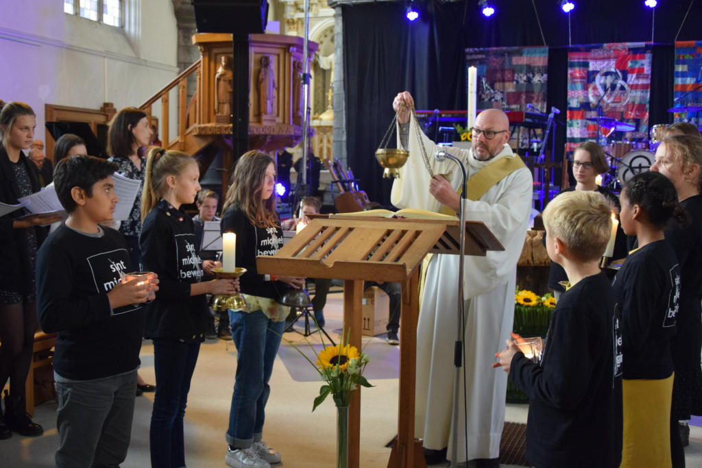 Diaken Curd Fieux bewierookt het evangelieboek