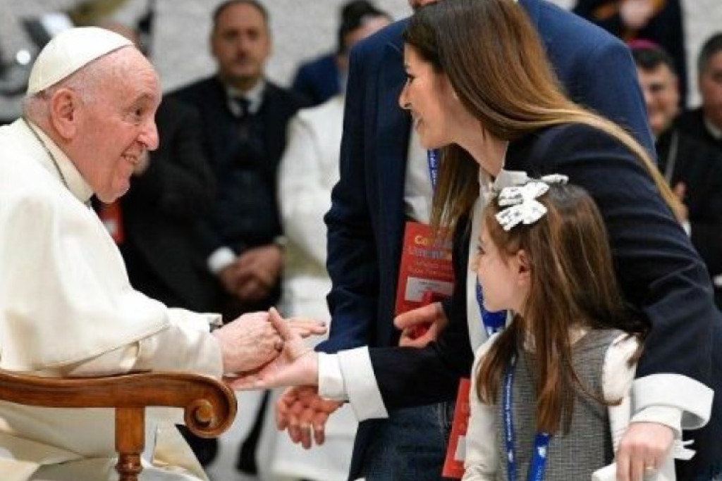 Paus Franciscus met een Syrisch gezin dat via een humanitaire corridor Europa bereikte