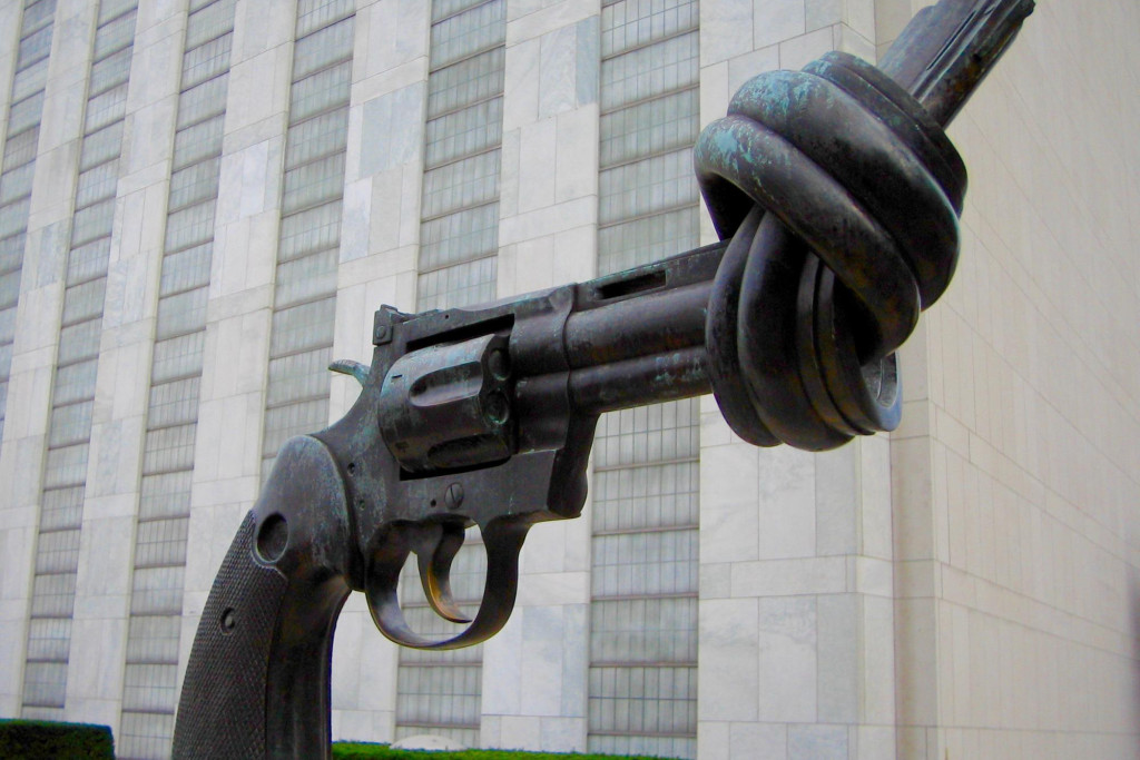 Het beeld 'Non-Violence', ook wel 'The Knotted Gun' genoemd, prijkt voor het VN-gebouw in New York.