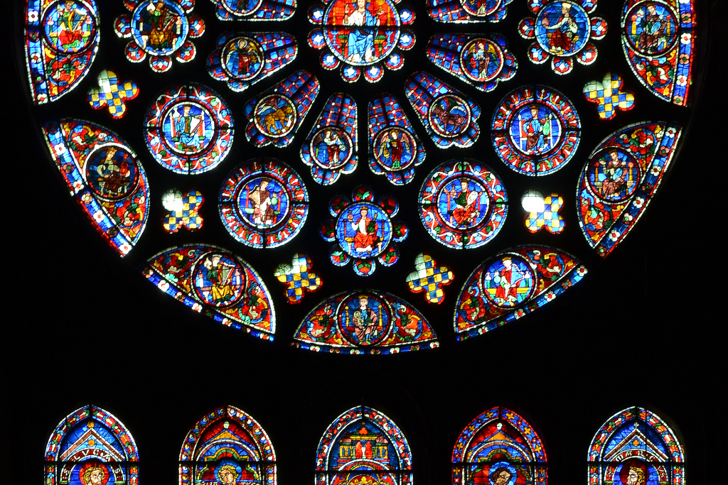 Eén van de broemde glas-in-loodramen in de kathedraal van Chartres
