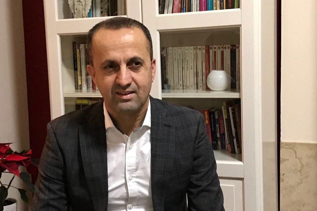 Fehmi Tony Vergili, voorzitter van de European Syriac Union (ESU), die verschillende Assyrische en Syrische-christelijke organisaties in Europa overkoepelt Fehmi Tony Vergili, voorzitter van de European Syriac Union (ESU), die verschillende Assyrische en Syrische-christelijke organisaties in Europa overkoepelt